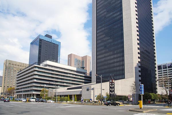 日比谷大道现状。左起，帝国饭店（北段）、日比谷U-1、NTT日比谷大楼（中段）、瑞穗银行内幸町总部大楼（南段）